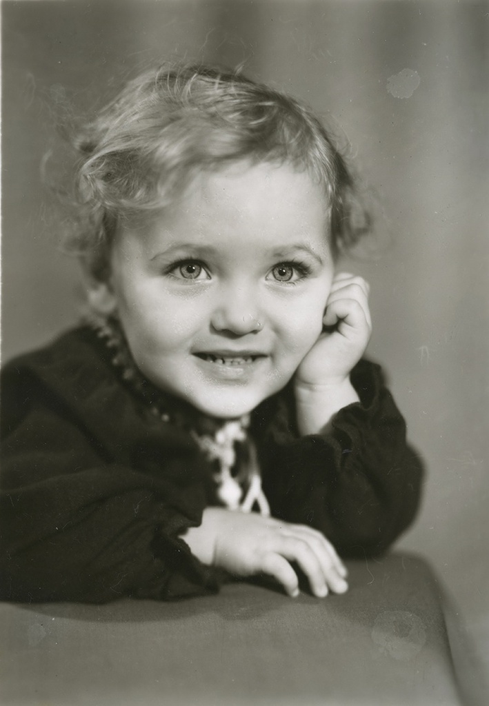 Портрет девочки, ноябрь 1987, г. Москва. Фотоателье на Рязанском проспекте. Вера Юрьевна Левченко (2 года 3 месяца).Выставка «Из частных коллекций» с этим снимком.