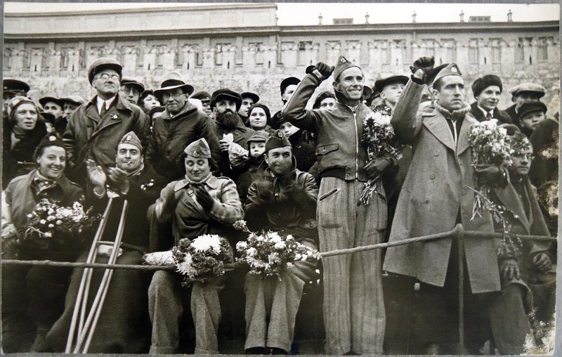 Бойцы-республиканцы из Испании на Красной площади, 7 ноября 1937, г. Москва. Выставка «Главный день в жизни мертвого государства» с этой фотографией.