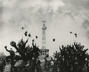 «Победа!», 9 мая 1945, Германия, г. Берлин. Выставки&nbsp;«Бои за Берлин»,&nbsp;«Победа!»,&nbsp;«Победители», «Последние дни войны», «Фотографии Марка Редькина», видео&nbsp;«Илья Эренбург» и «Булат Окуджава. "Воспоминание о Дне Победы"» с этой фотографией.Колонна Победы – памятник истории Германии.
Автор проекта – архитектор Иоганн Генрих Штрак (годы жизни: 1805-1880), автор фигуры, венчающей колонну, – Фридрих Драке (годы жизни: 1805-1882).
Монумент расположен в центре парка Тиргартен на площади Большая Звезда. Колонна была построена по приказу Вильгельма I в честь побед Пруссии в Датской войне 1864 года, Австро-прусской войне 1866 года и Франко-прусской войне 1870–1871 годов.
