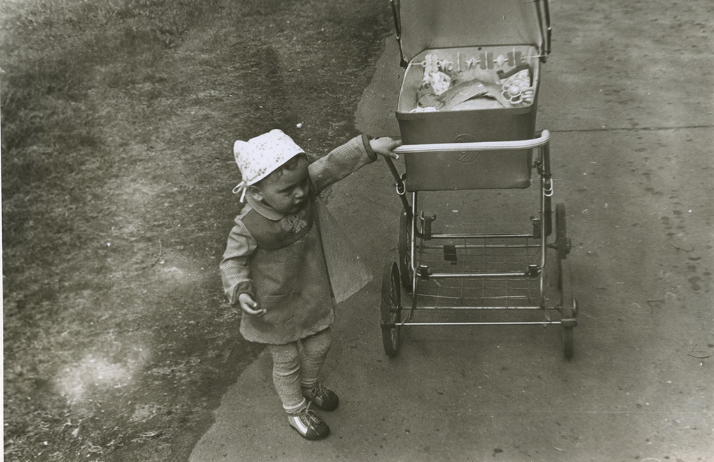 Прогулка с сестрой, 16 мая 1987, г. Москва. Вера Юрьевна Левченко (1 год 9,5 месяцев) и Татьяна Юрьевна Левченко (в коляске).Выставка «Две сестры» с этой фотографией.
