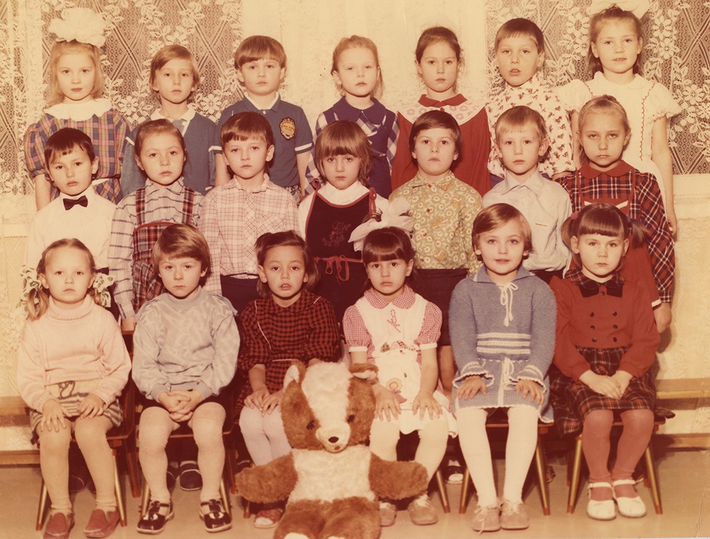 Групповое фото в детском саду «Солнышко», 1988 год, г. Москва. В первом ряду вторая справа: Вера Юрьевна Левченко.Выставка «СССР в 1988 году» с этой фотографией.