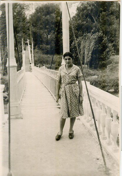 Мост через реку Занга, 1950-е, Армянская ССР, с. Арзни. Наири Саркисовна Багдасарян.Выставка «Армения: люди и вечность» с этой фотографией.