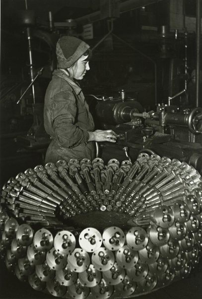 Работает токарь. Новокраматорский машиностроительный завод, 1947 - 1950, Украинская ССР, Сталинская обл., г. Краматорск. С 1961 года – Донецкая область.