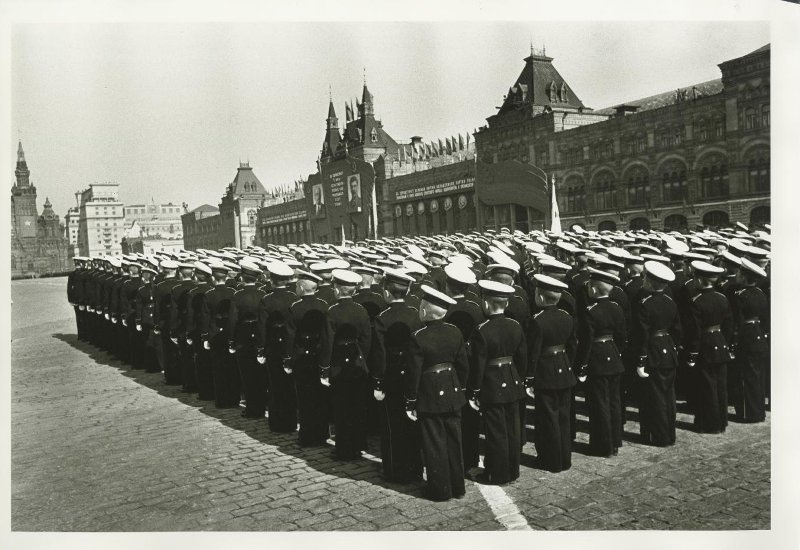 Нахимовцына Красной площади, 1 мая 1946, г. Москва. Выставка «Жизнь – Родине, честь – никому!» с этой фотографией.
