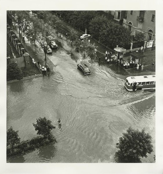После летней грозы, 1960 год, г. Москва. Выставка «Лето 1960-х» с этой фотографией.