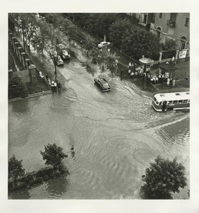 После летней грозы, 1960 год, г. Москва. Выставка «Лето 1960-х» с этой фотографией.