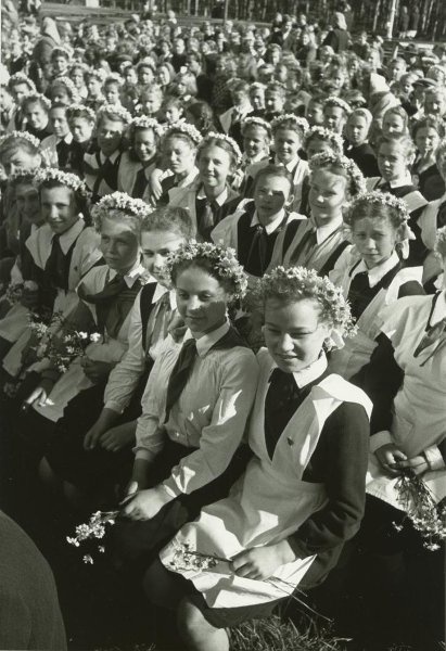 Школьный праздник. Пионерки, 1950-е, Эстонская ССР. Выставка «К цветку цветок...» с этой фотографией.