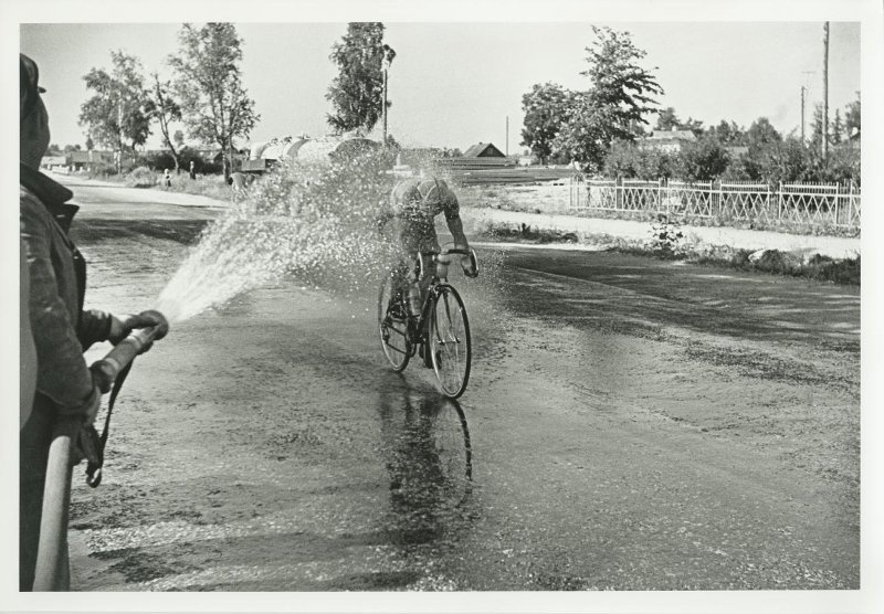 Велогонка, 18 июля 1956 - 5 августа 1956. Видео «Я буду долго гнать велосипед», выставка «Спортсмены. Сила духа и тела» с этой фотографией.