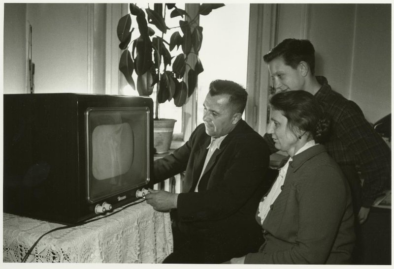 Семья у телевизора «Темп-2», 1957 год, г. Москва. Выставка «"Скованные одной цепью". У телевизора» с этой фотографией.