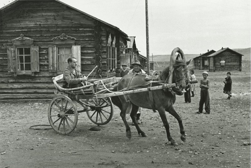 Георгий Липскеров в бурятской повозке, 1938 год, Бурят-Монгольская АССР. Выставка «Страна Ая-Ганга» с этой фотографией.