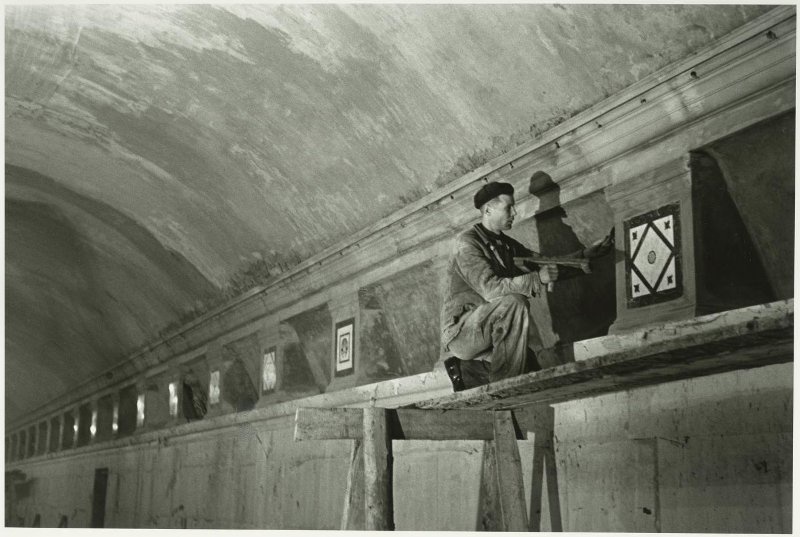 Отделочные работы в переходе на станцию «Курская» Кольцевой линии, 1949 год, г. Москва. Выставка «СССР в 1949 году» с этой фотографией.