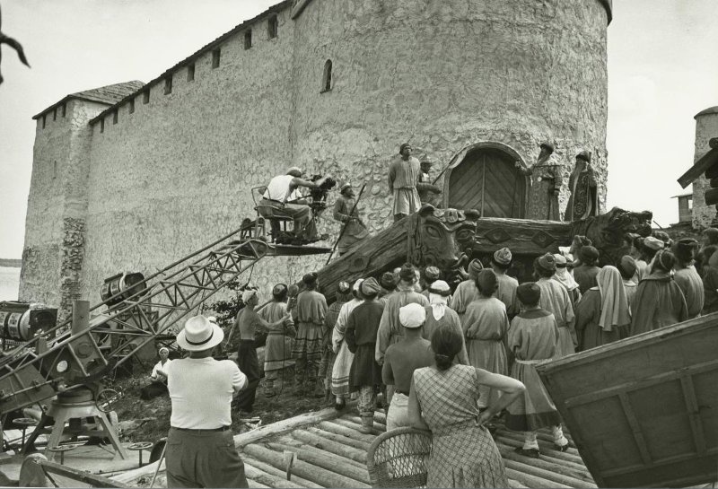 На съемках фильма «Садко». У крепости, 1947 год, Новгородская обл.. Выставка «Камера! Мотор! Начали!» с этим снимком.