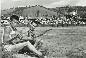 Бурятский спортивный народный праздник Сурхарбан. Стрельба из лука, 1938 год, Бурят-Монгольская АССР. Выставка «Страна Ая-Ганга» с этой фотографией.