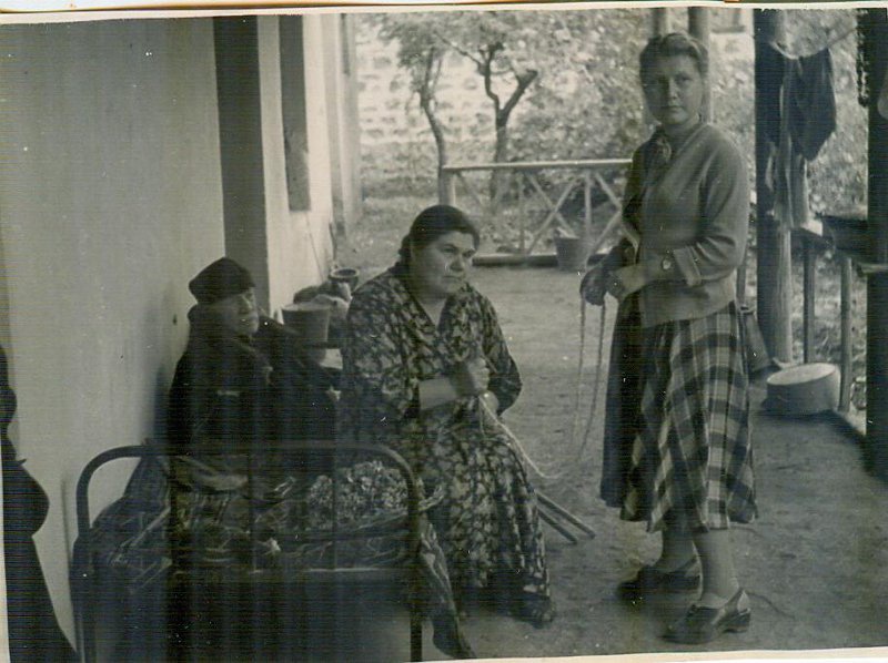 На веранде, 1957 год, Армянская ССР, г. Дилижан. На кровати Григор Багдасарян (отец Саркиса) и Валентина Михайловна Советинова (жена Саркиса), перед ними стоит Елена Метвеевна Сучкова.