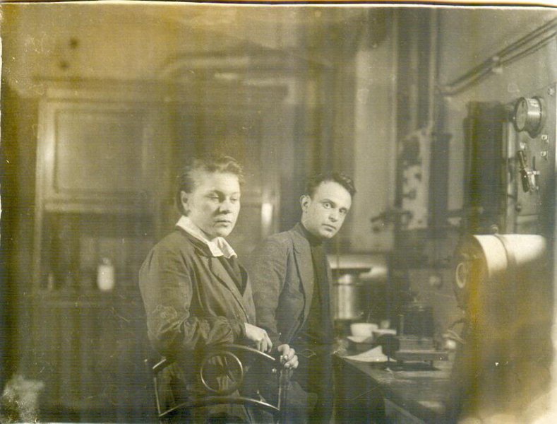 В металлографической лаборатории Московского механико-машиностроительного института (МММИ), 15 марта 1931, г. Москва. В. М. Советинова с коллегой в лаборатории.Ныне Московский государственный технический университет имени Н. Э. Баумана.