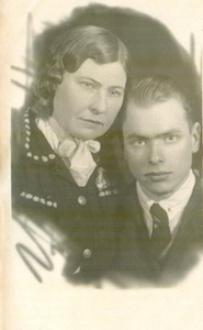 Двойной портрет, 26 июля 1945, г. Москва. Евдокия Ильинична Захарова с младшим сыном Владимиром.