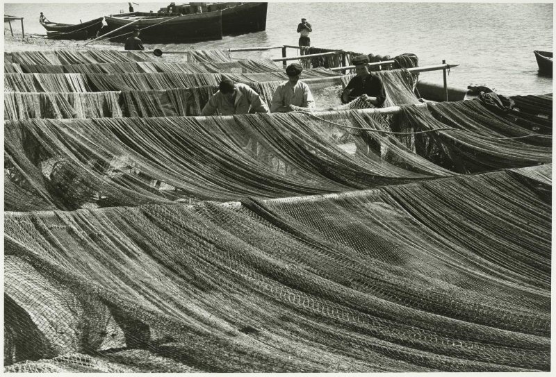 Каспийское рыбное хозяйство. Сушка сетей, август 1952, Казахская ССР. Выставка «"Ловись рыбка большая..." Рыболовный бум в СССР» с этой фотографией.