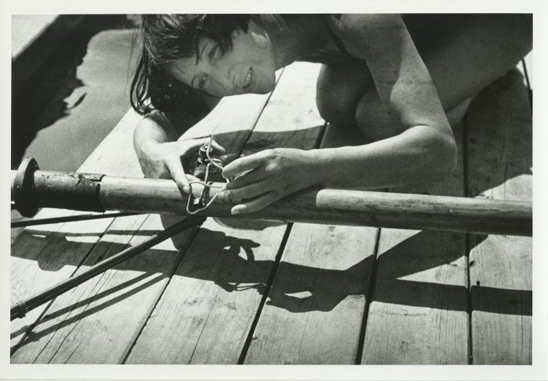 Актриса Рина Зеленая проверяет уключины, 1935 год, г. Москва. Выставка «Избранное из избранного» с этой фотографией.