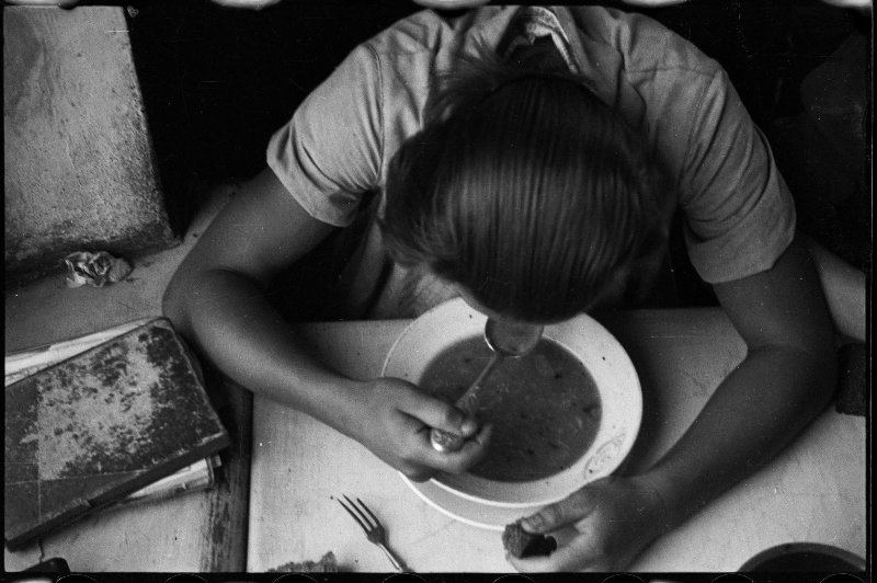 Фабрика-кухня. Рабочие столовые. № 4, 1929 - 1932, г. Москва. Выставки&nbsp;«Суп насущный», «Обеденный перерыв!» с этой фотографией.