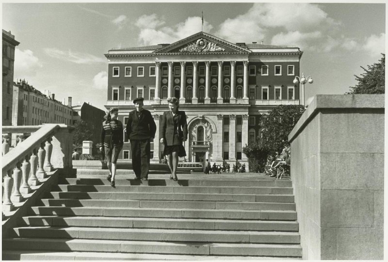 Утро. Здание Моссовета. Советская площадь без памятника Юрию Долгорукому, 1947 год, г. Москва. Советская площадь (1918–1993), ныне – Тверская площадь.Выставка «С добрым утром, товарищи!» с этой фотографией.