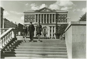 Утро. Здание Моссовета. Советская площадь без памятника Юрию Долгорукому, 1947 год, г. Москва. Советская площадь (1918–1993), ныне – Тверская площадь.Выставка «С добрым утром, товарищи!» с этой фотографией.