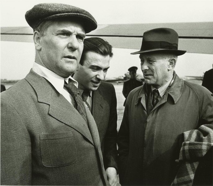 Академик Петр Капица с группой ученых, 1950-е, Московская обл.