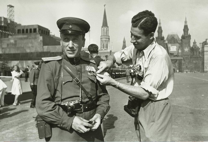 «Жить, чтобы победить»: 40 фотографий мастеров военного репортажа