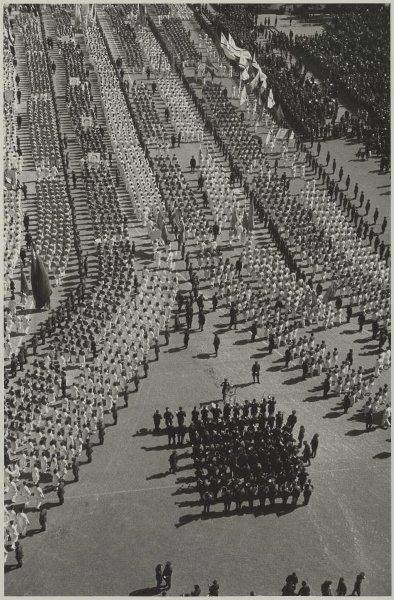 Спортивный парад на Красной площади, 1930-е, г. Москва. Выставка «15 лучших фотографий Эммануила Евзерихина» с этой фотографией.&nbsp;