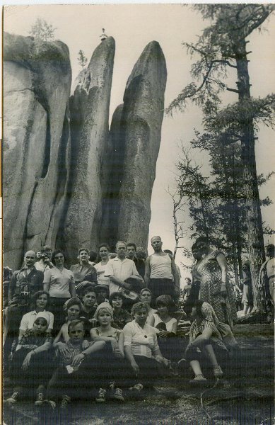 Красноярские столбы, 1960 - 1963, Красноярский край. В последнем ряду сидит справа Елена Сучкова.