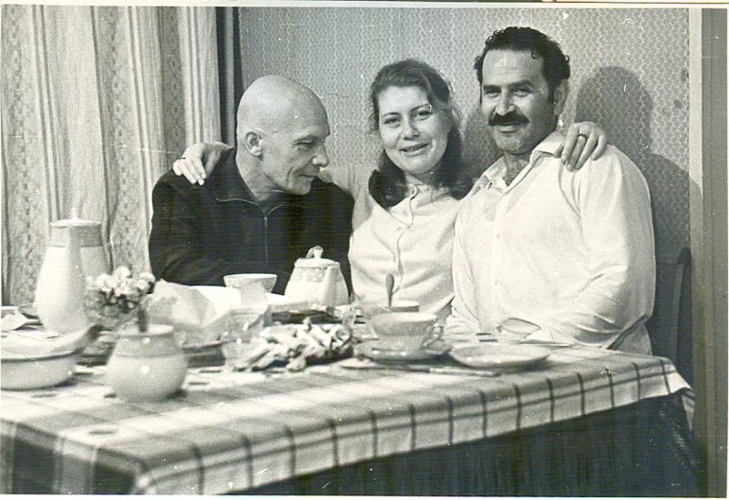 Застолье, 1970-е, г. Москва. За столом сидят: Елена Сучкова, Зефир и неизвестный мужчина.
