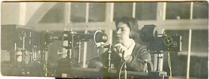 Валентина Советинова за металломикроскопом в лаборатории МВТУ, 1930-е, г. Москва. МВТУ – Московское высшее техническое училище имени Н. Э. Баумана (ныне университет).Выставка «Личное дело: женщины в образовании и науке России» с этой фотографией.
