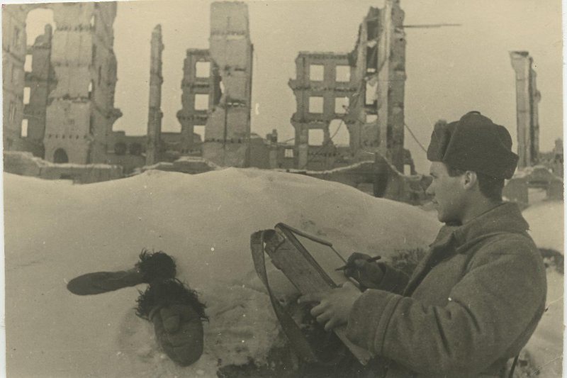 Художник Сергей Митрофанович Годыня, январь 1943, г. Сталинград. Ныне Волгоград.