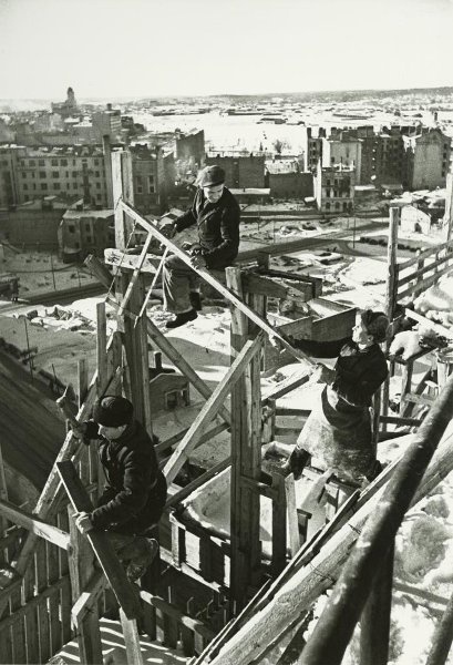 На стройке. Верхом на балке, 1947 - 1949, Карело-Финская ССР, г. Петрозаводск. Выставка «Ни дня без стройки!» с этой фотографией.