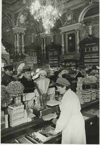 Гастроном № 1 «Елисеевский», 1950-е, г. Москва. Выставка «Завесьте, будьте добры...» с этой фотографией.&nbsp;