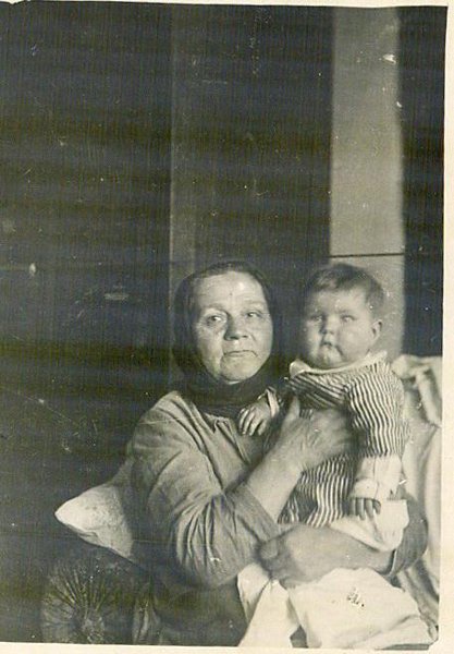 Любовь Советинова с внучкой Еленой Сучковой, 1936 год, г. Москва. Выставка «Бабушки, дедушки и внуки» с этой фотографией.&nbsp;