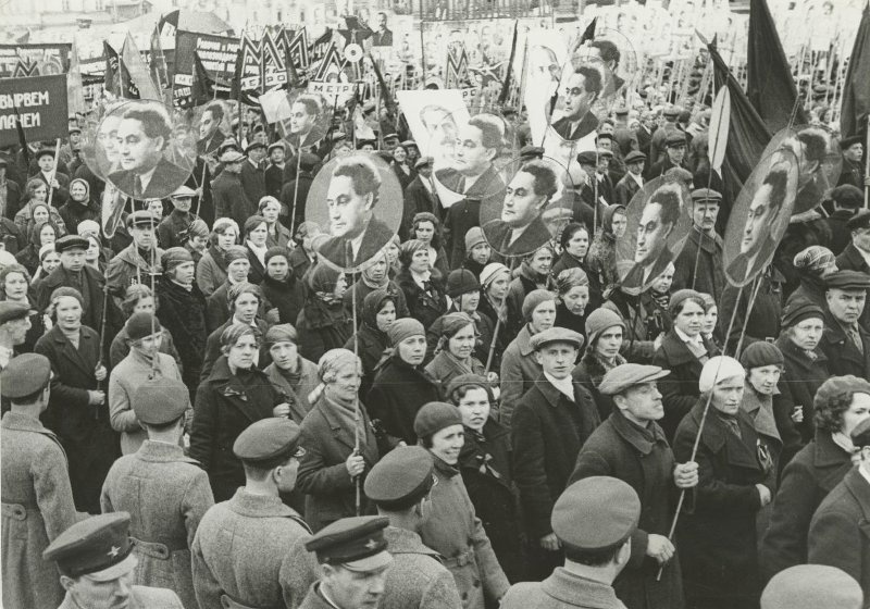 Демонстрация протеста на Красной площади, требующая свободу Георгию Димитрову, 1933 год, г. Москва. Выставка «Фотограф Георгий Зельма (1906–1984)» с этим снимком.