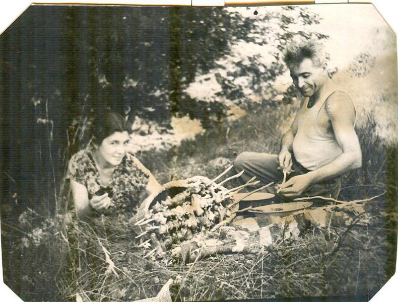 Наири и Саргис Багдасарян, 1957 год, Армянская ССР, г. Дилижан. Выставка «На шашлыки!» с этой фотографией.