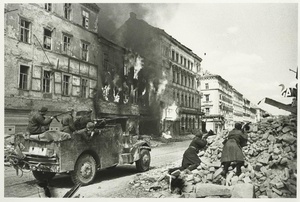 Бронетранспортер 1-го гвардейского механизированного корпуса 3-го Украинского фронта, 13 апреля 1945, Австрия, г. Вена. Выставка «Великая Отечественная война. Освобождение Европы» с этой фотографией.