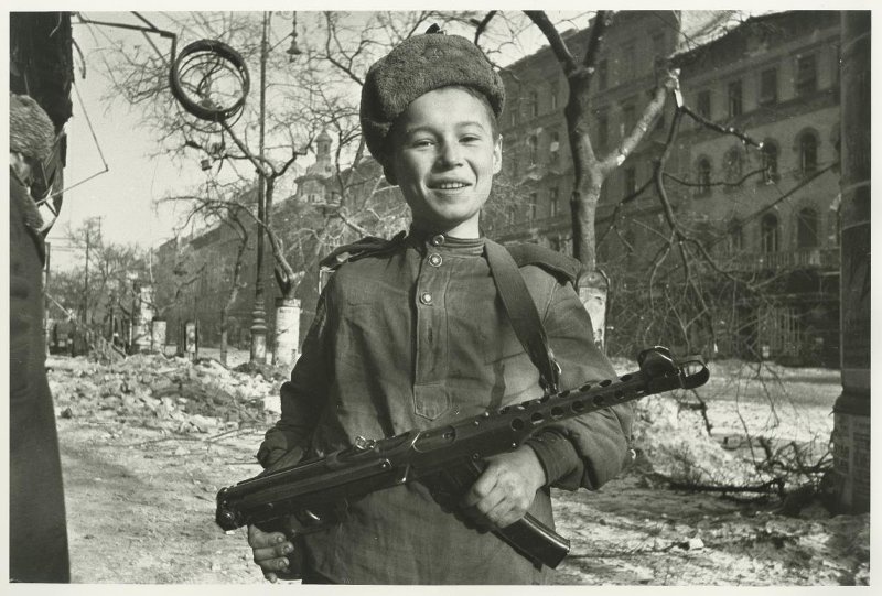 Сын полка, февраль 1945, Венгрия, г. Будапешт. Выставка «Кто с мечом к нам придет…» с этой фотографией.