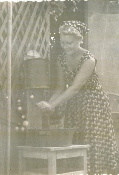 Елена Сучкова, сентябрь 1957. Выставка «Мой руки и следи за чистотой» с этой фотографией.&nbsp;