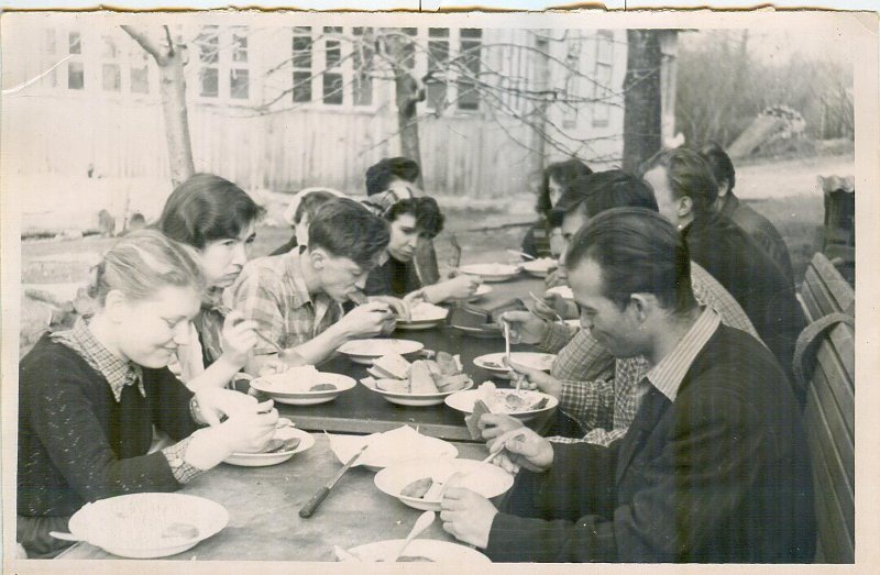 Обед, 19 апреля 1959, Московская обл.. Крайняя справа – Елена Сучкова.