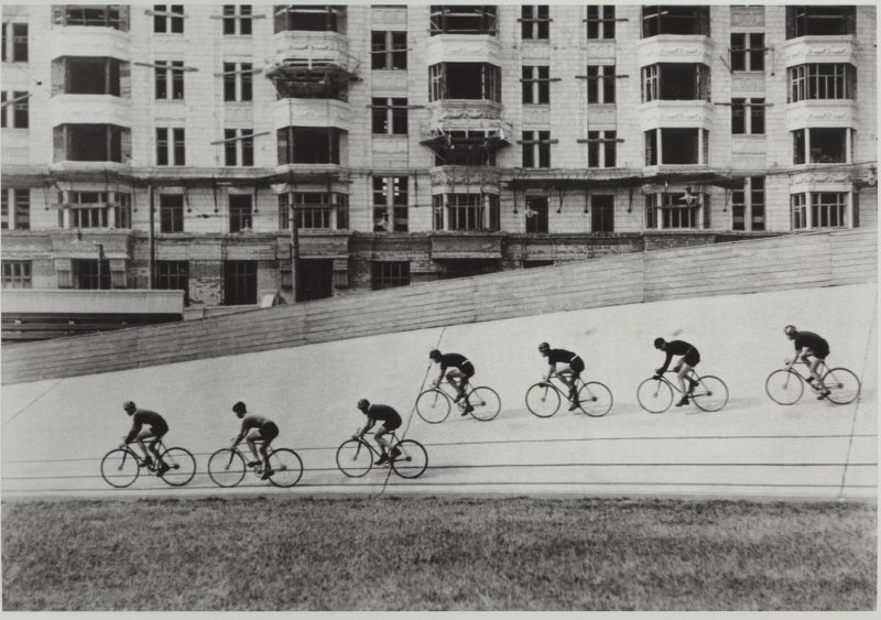 Велосипедисты на треке, 1958 год, г. Москва. Выставка «10 лучших послевоенных фотографий Аркадия Шайхета» и видео «Я буду долго гнать велосипед» с этой фотографией.&nbsp;