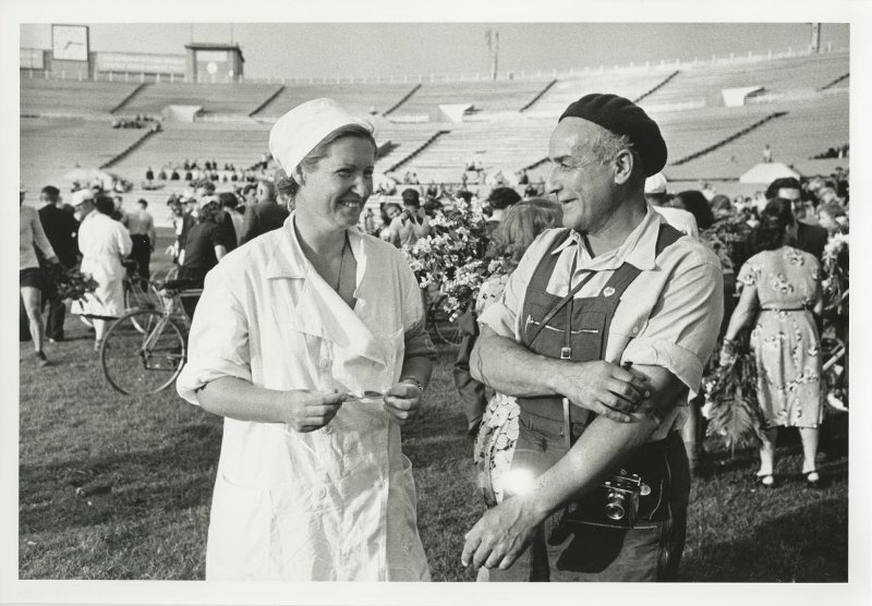 Фотокорреспондент Георгий Липскеров и женщина-врач, 1956 год