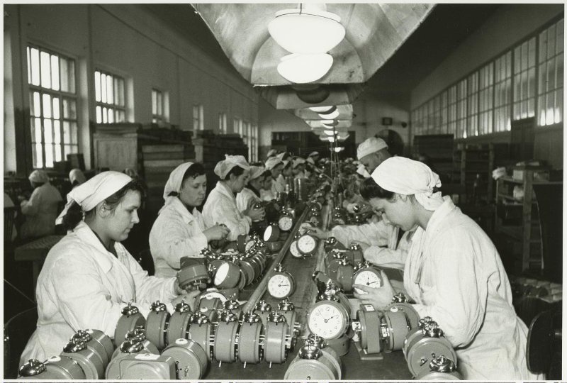 Второй Московский часовой завод. Работницы на конвейере, 1955 год, г. Москва