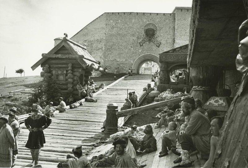 На съемках фильма «Садко». На озере, 1947 год, Новгородская обл.. Выставка «Камера! Мотор! Начали!» с этим снимком.