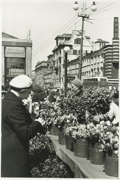 Продавщица цветов, 1950-е, г. Москва