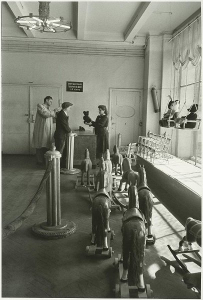 Центральный универсальный магазин (ЦУМ). Детский отдел, 1946 год, г. Москва. Выставка «СССР в 1946 году» с этой фотографией.
