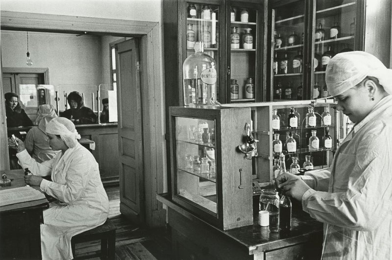В аптеке, 1949 год, Архангельская обл., Ненецкий национальный округ, г. Нарьян-Мар. Выставка «Аптеки ХХ века» с этой фотографией.