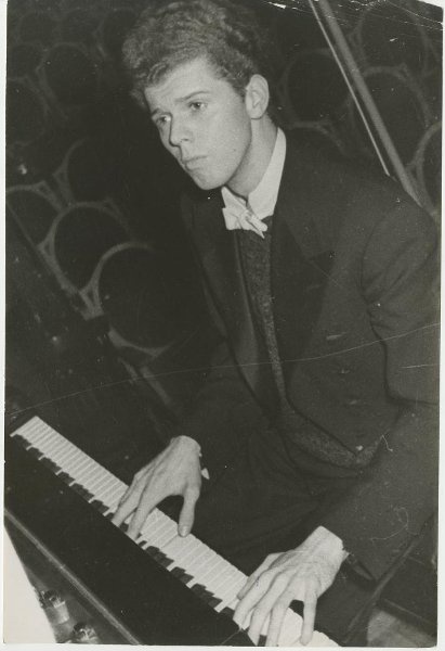 Ван Клиберн играет на рояле, 1958 год, г. Москва. Выставка «Лучшие фотографии пианистов» с этой фотографией.