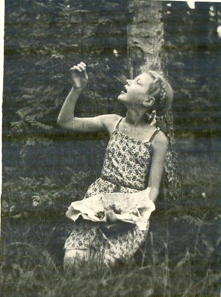 Елена Сучкова, 1947 год, Литовская ССР, Гируляй. Выставка «По ягоды» с этой фотографией.